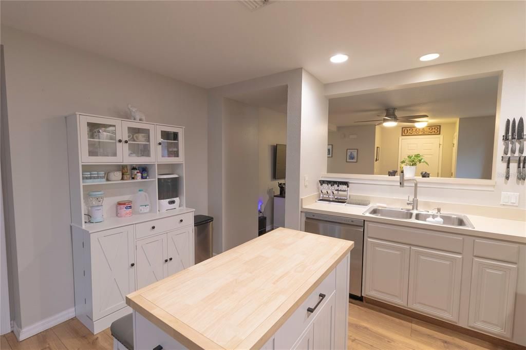 For Sale: $320,000 (2 beds, 2 baths, 1047 Square Feet)