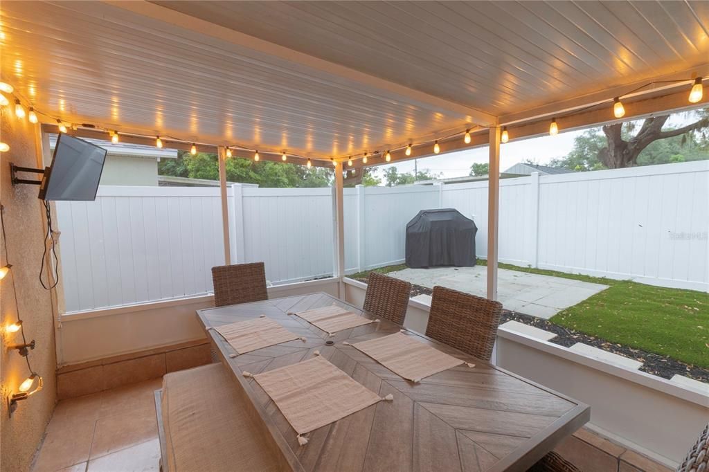 For Sale: $320,000 (2 beds, 2 baths, 1047 Square Feet)