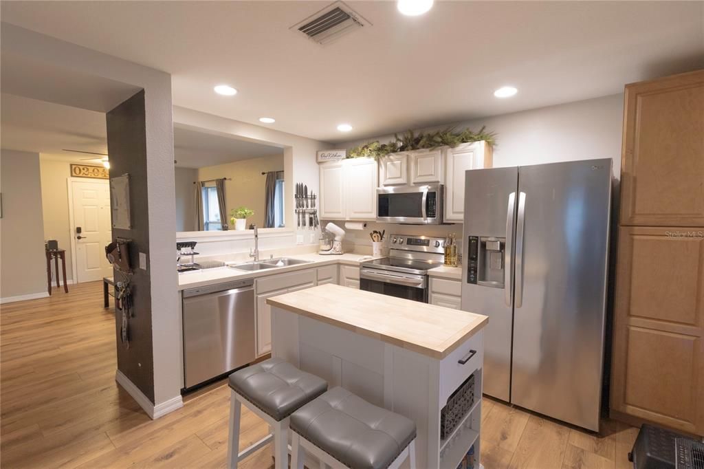 For Sale: $320,000 (2 beds, 2 baths, 1047 Square Feet)