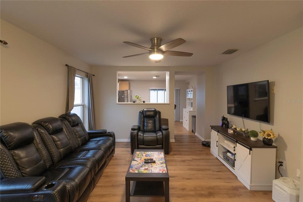 For Sale: $320,000 (2 beds, 2 baths, 1047 Square Feet)