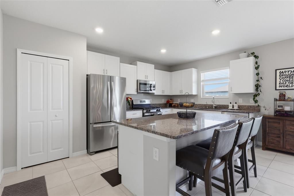 En Venta: $419,500 (4 camas, 2 baños, 2635 Pies cuadrados)