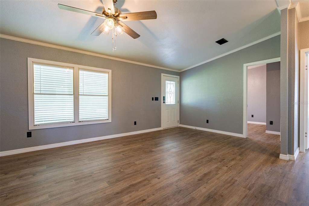 For Sale: $325,000 (3 beds, 2 baths, 1056 Square Feet)