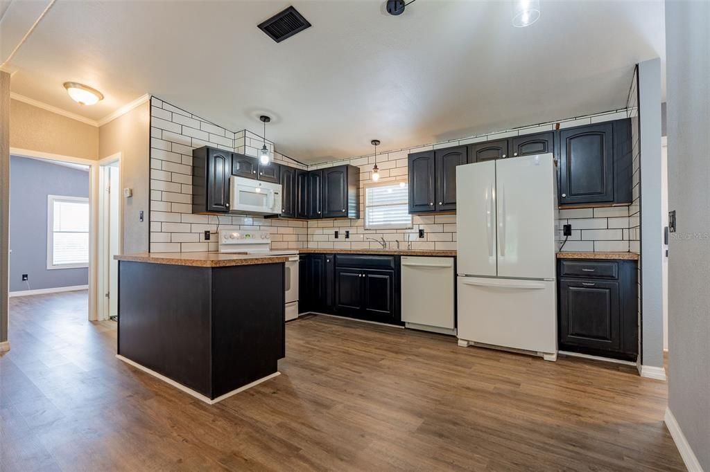 For Sale: $325,000 (3 beds, 2 baths, 1056 Square Feet)