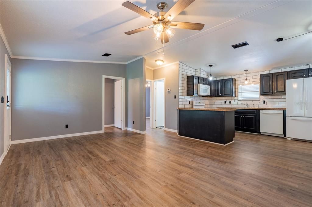 For Sale: $325,000 (3 beds, 2 baths, 1056 Square Feet)