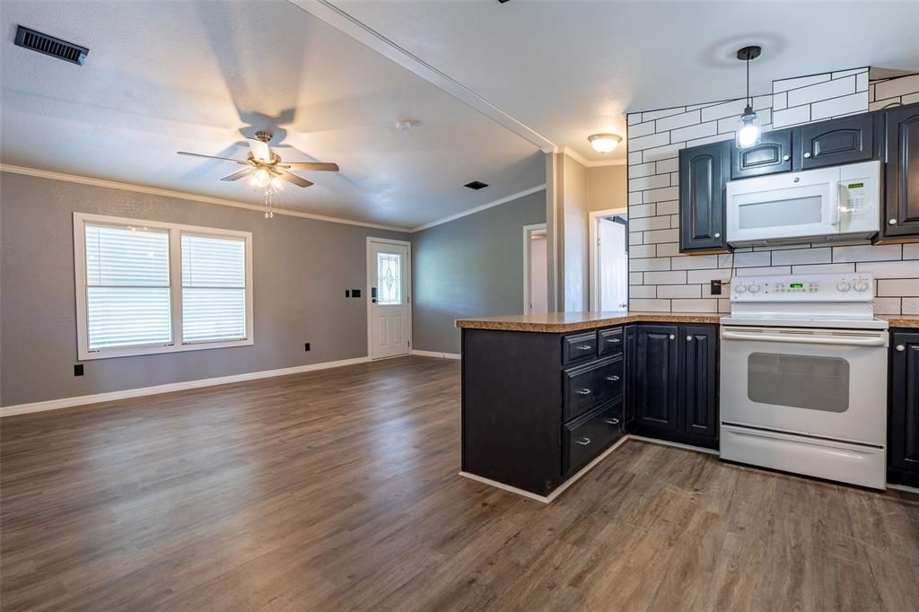 For Sale: $325,000 (3 beds, 2 baths, 1056 Square Feet)