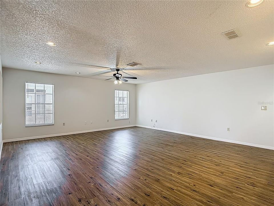 For Sale: $300,000 (3 beds, 2 baths, 1689 Square Feet)