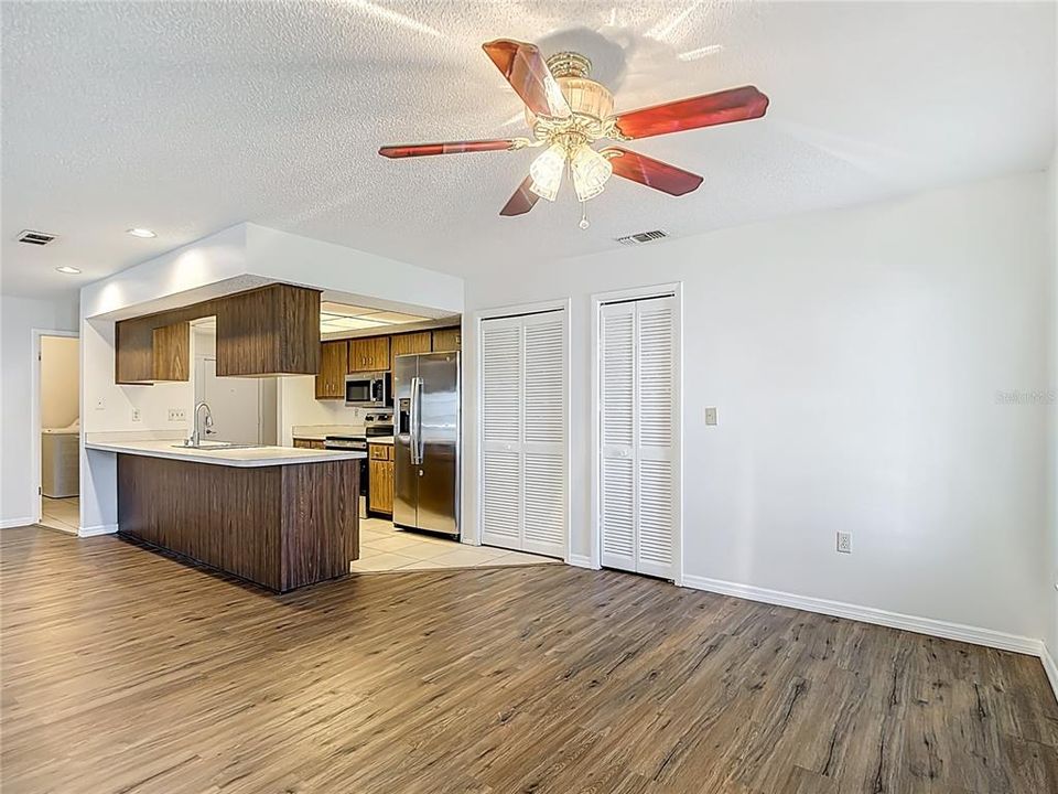 For Sale: $300,000 (3 beds, 2 baths, 1689 Square Feet)