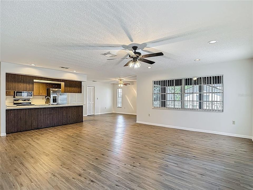 For Sale: $300,000 (3 beds, 2 baths, 1689 Square Feet)