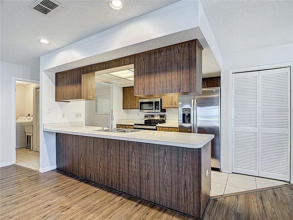 For Sale: $300,000 (3 beds, 2 baths, 1689 Square Feet)