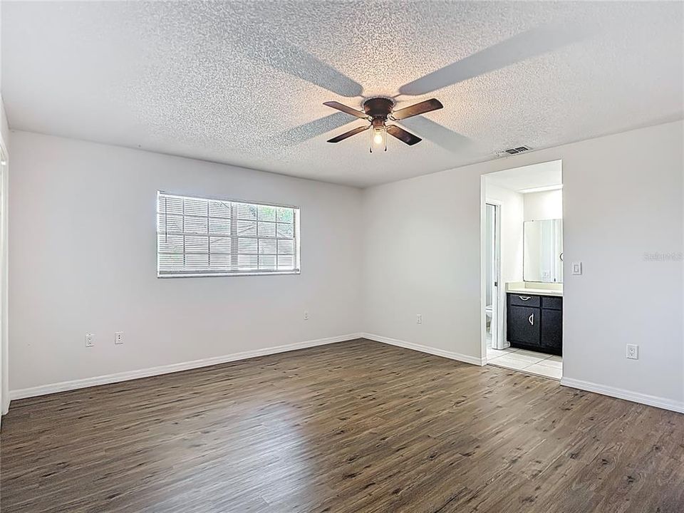 For Sale: $300,000 (3 beds, 2 baths, 1689 Square Feet)