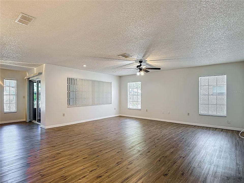 For Sale: $300,000 (3 beds, 2 baths, 1689 Square Feet)