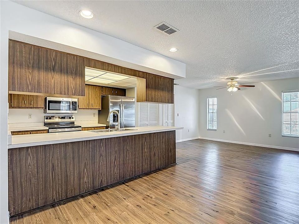 For Sale: $300,000 (3 beds, 2 baths, 1689 Square Feet)