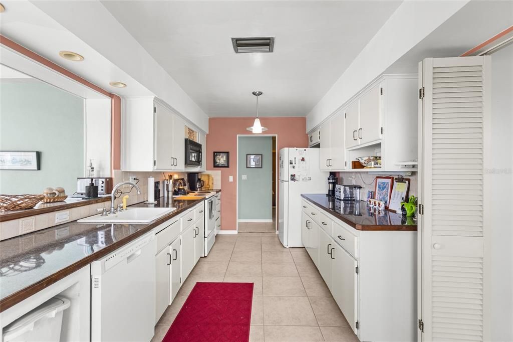 На продажу: $1,199,000 (2 спален, 2 ванн, 1656 Квадратных фут)