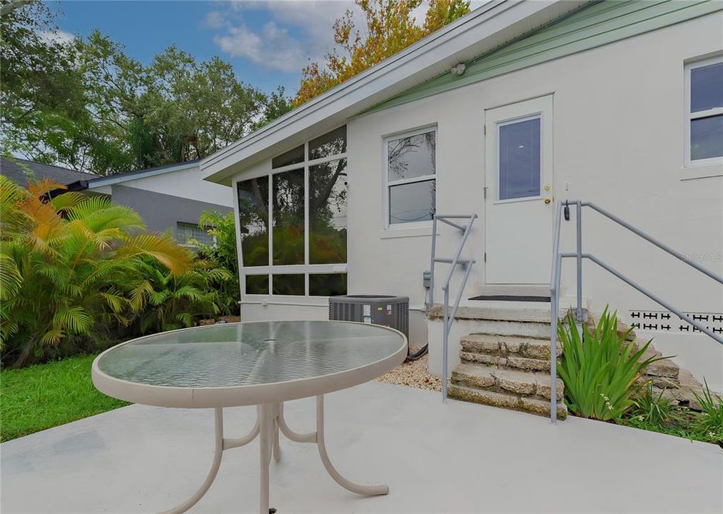 For Rent: $3,850 (2 beds, 1 baths, 1444 Square Feet)