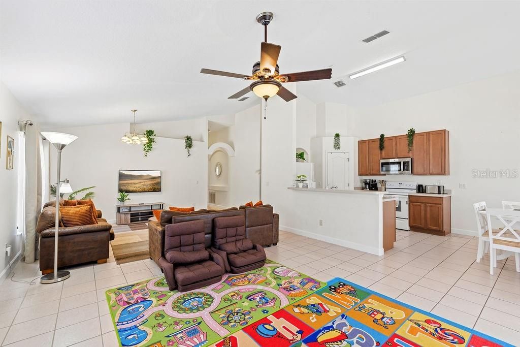 En Venta: $429,900 (4 camas, 3 baños, 1915 Pies cuadrados)