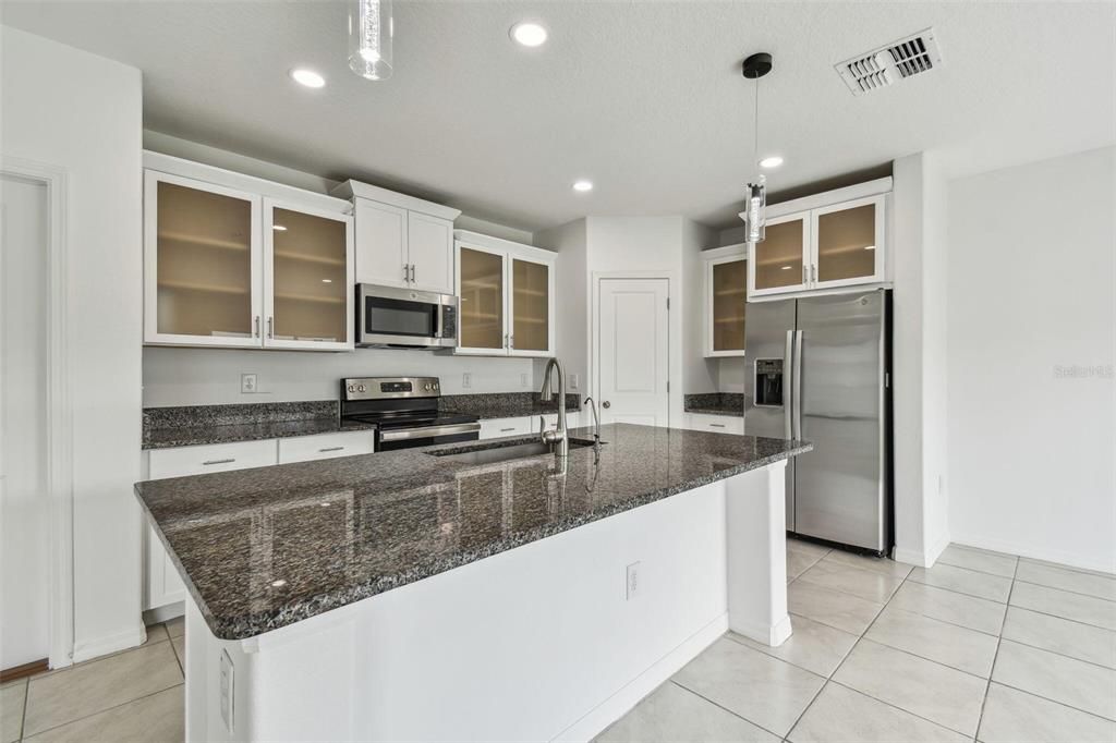 For Rent: $2,950 (4 beds, 2 baths, 1870 Square Feet)