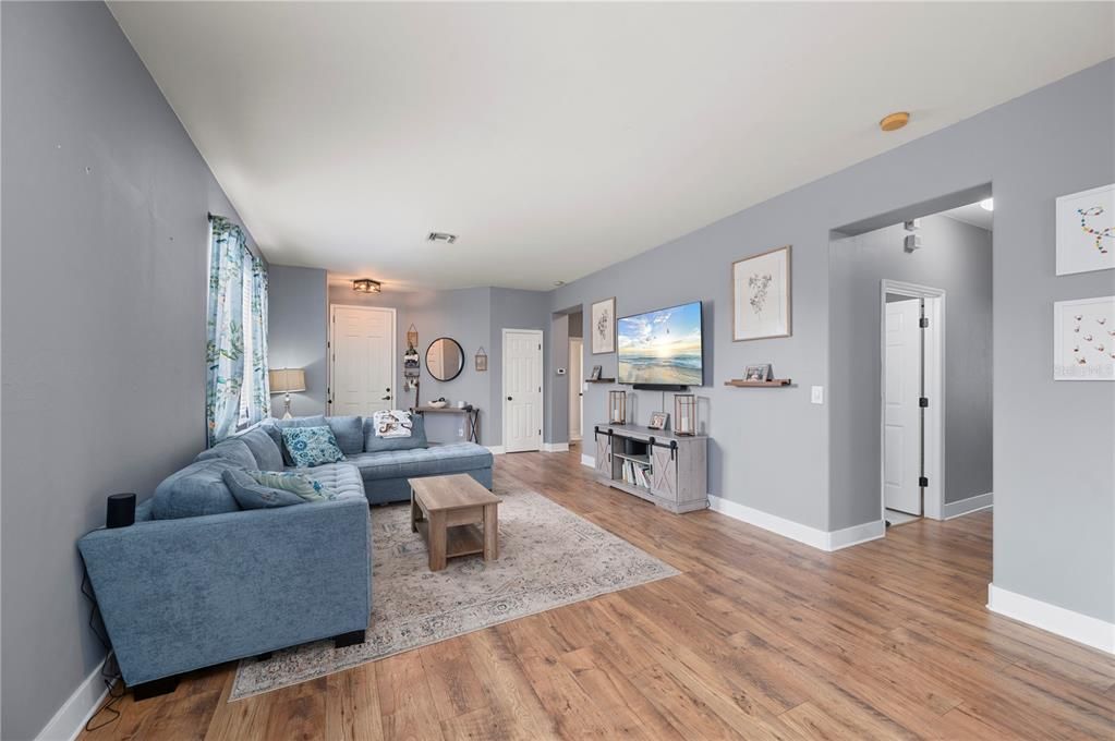 For Sale: $325,000 (4 beds, 2 baths, 1957 Square Feet)