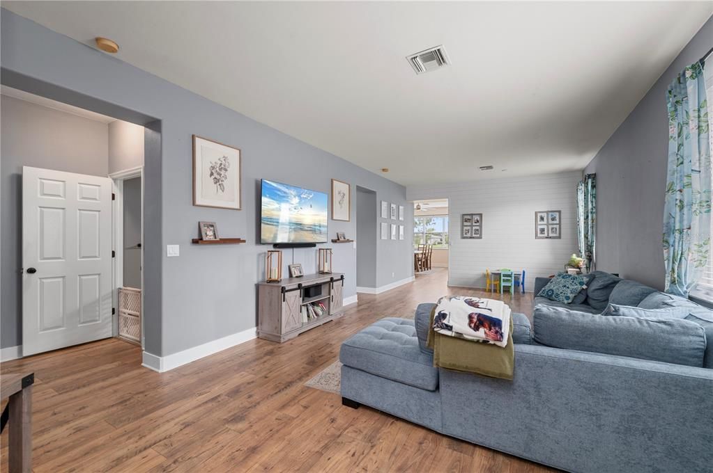 For Sale: $325,000 (4 beds, 2 baths, 1957 Square Feet)