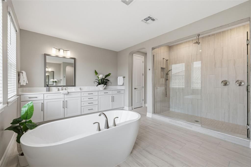 Active With Contract: $1,599,999 (6 beds, 4 baths, 5629 Square Feet)