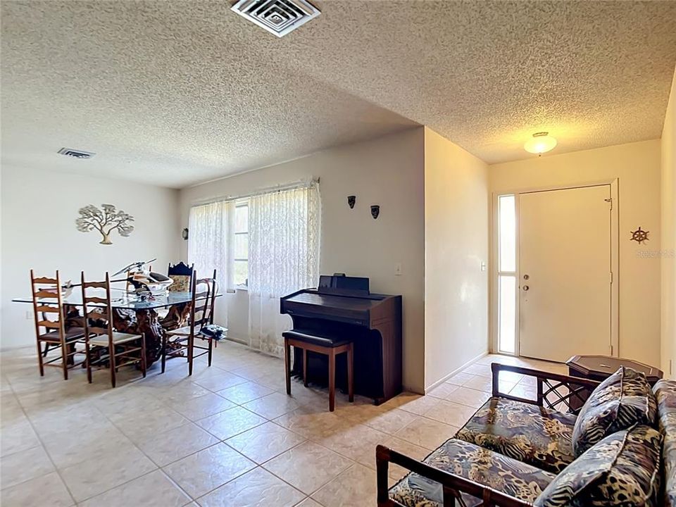 Active With Contract: $279,000 (2 beds, 2 baths, 1509 Square Feet)