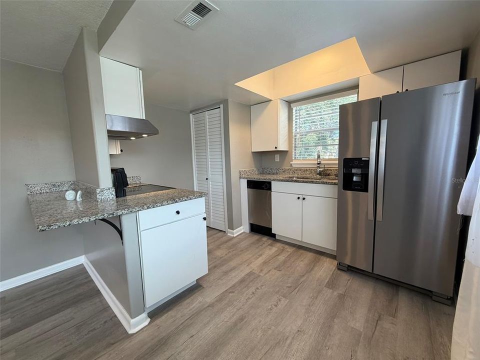 For Rent: $1,350 (1 beds, 1 baths, 650 Square Feet)