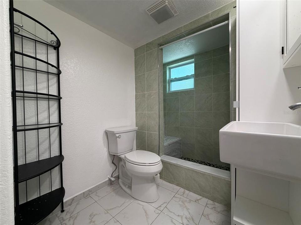For Rent: $1,350 (1 beds, 1 baths, 650 Square Feet)