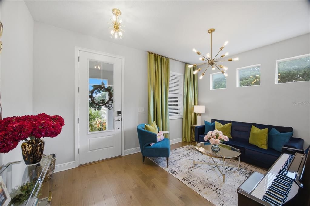 Activo con contrato: $865,000 (4 camas, 2 baños, 2421 Pies cuadrados)