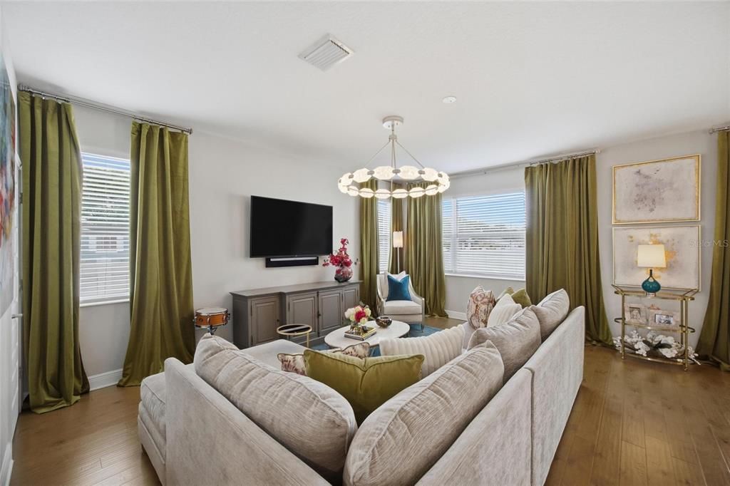 Activo con contrato: $865,000 (4 camas, 2 baños, 2421 Pies cuadrados)