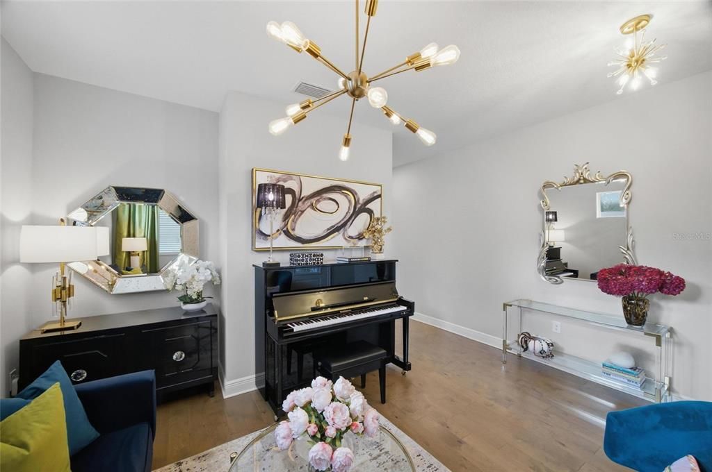 Activo con contrato: $865,000 (4 camas, 2 baños, 2421 Pies cuadrados)