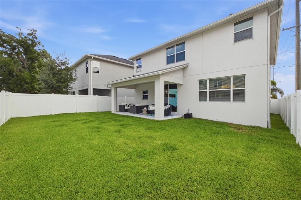 Activo con contrato: $865,000 (4 camas, 2 baños, 2421 Pies cuadrados)