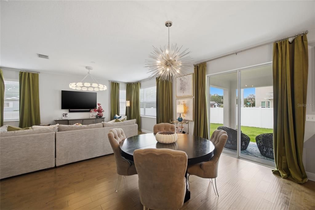 Activo con contrato: $865,000 (4 camas, 2 baños, 2421 Pies cuadrados)