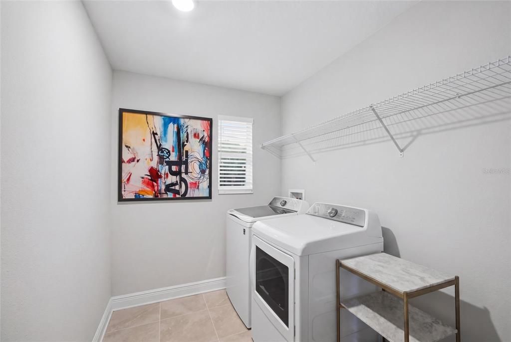 Activo con contrato: $865,000 (4 camas, 2 baños, 2421 Pies cuadrados)