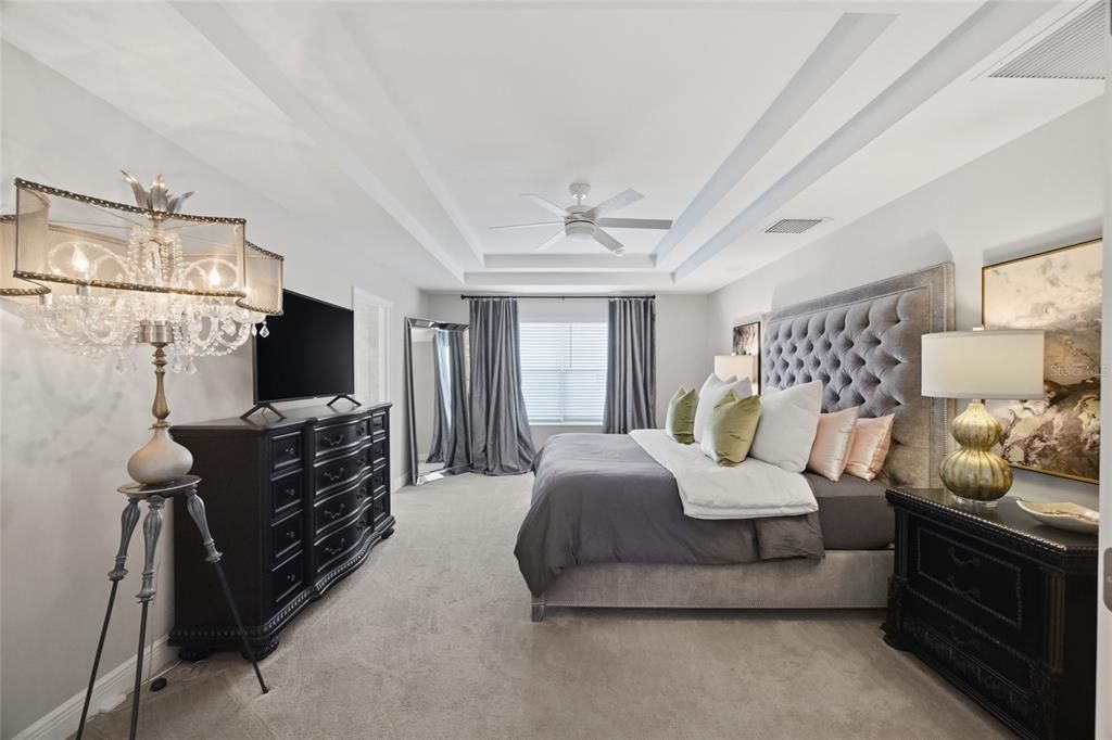 Activo con contrato: $865,000 (4 camas, 2 baños, 2421 Pies cuadrados)