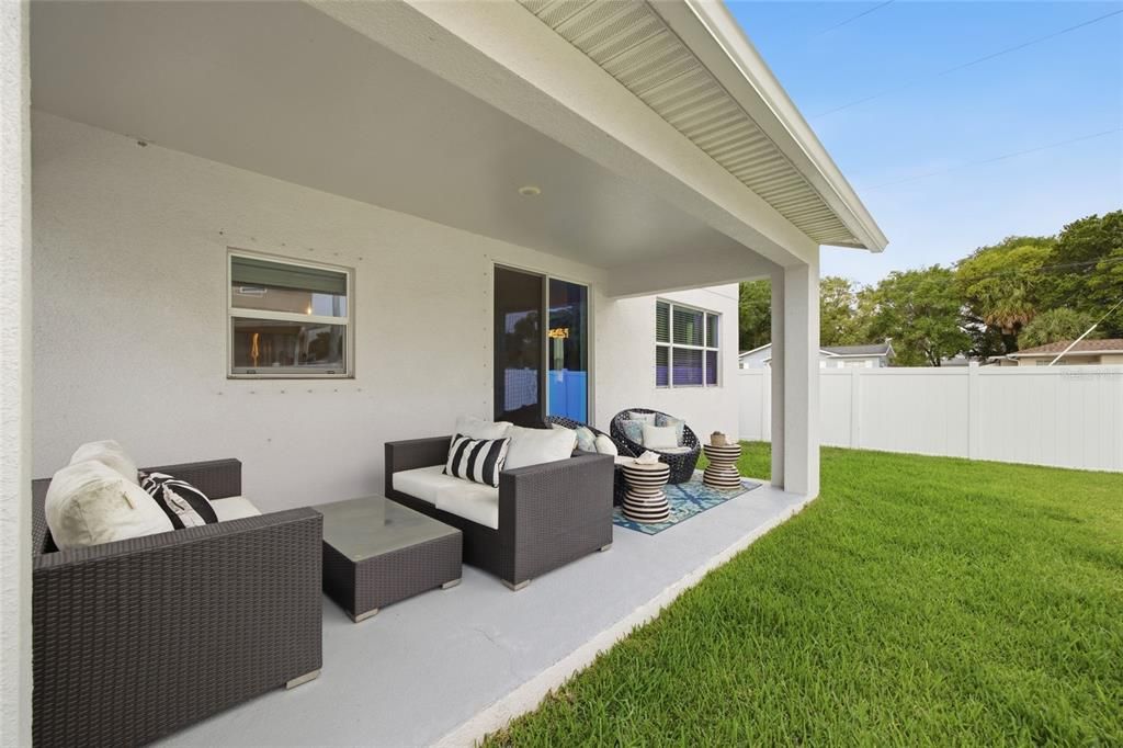 Activo con contrato: $865,000 (4 camas, 2 baños, 2421 Pies cuadrados)
