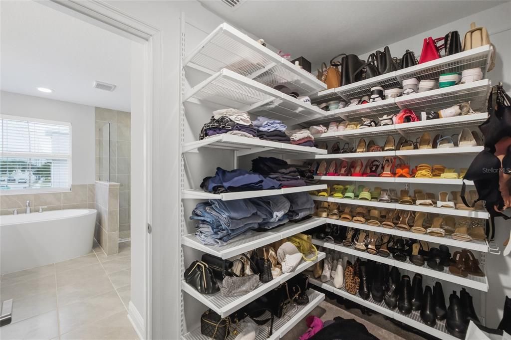 Activo con contrato: $865,000 (4 camas, 2 baños, 2421 Pies cuadrados)
