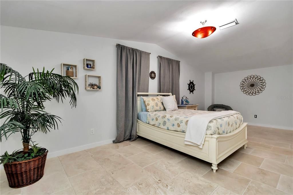 For Sale: $3,980,000 (6 beds, 5 baths, 6100 Square Feet)
