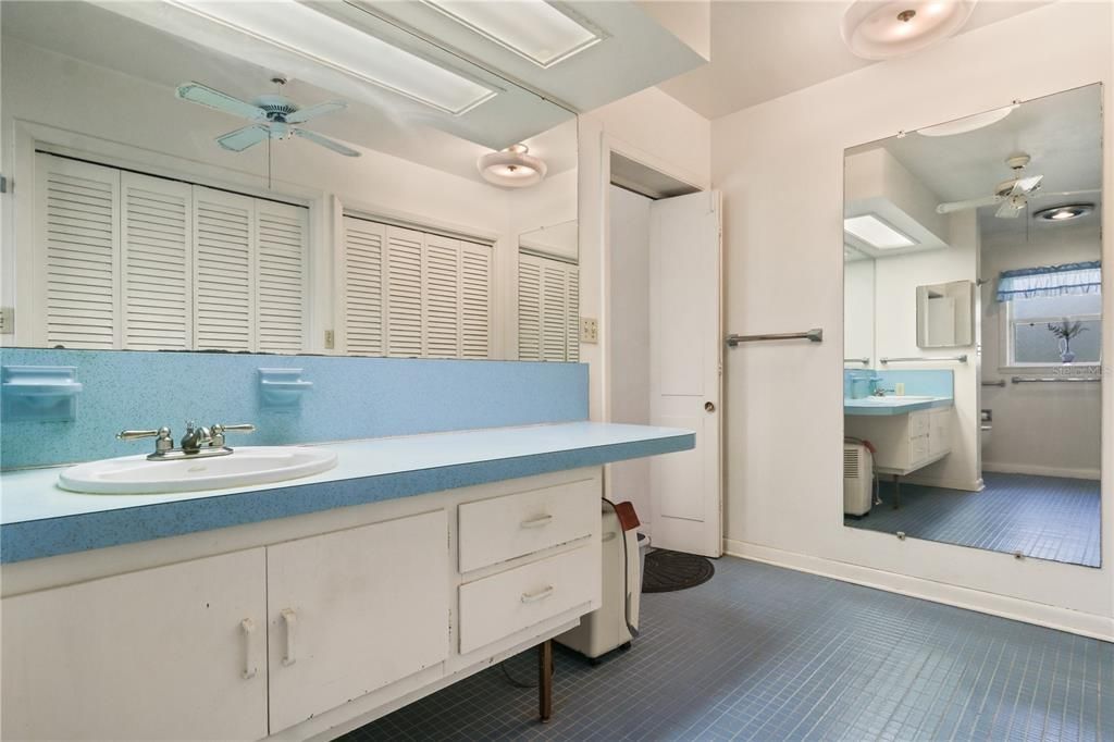 For Sale: $220,000 (3 beds, 3 baths, 1784 Square Feet)