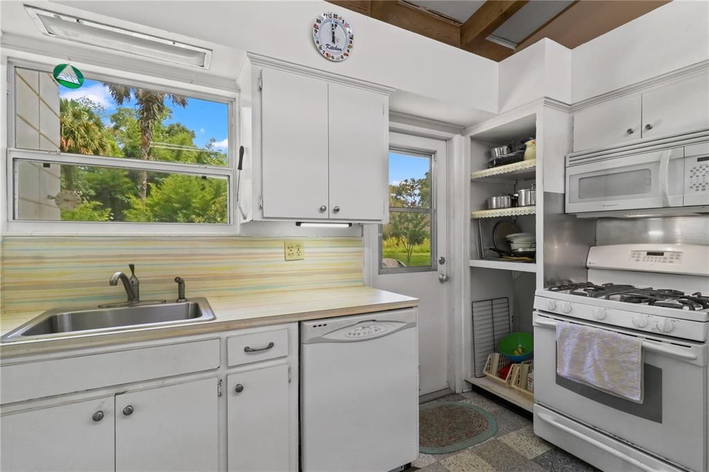 For Sale: $220,000 (3 beds, 3 baths, 1784 Square Feet)
