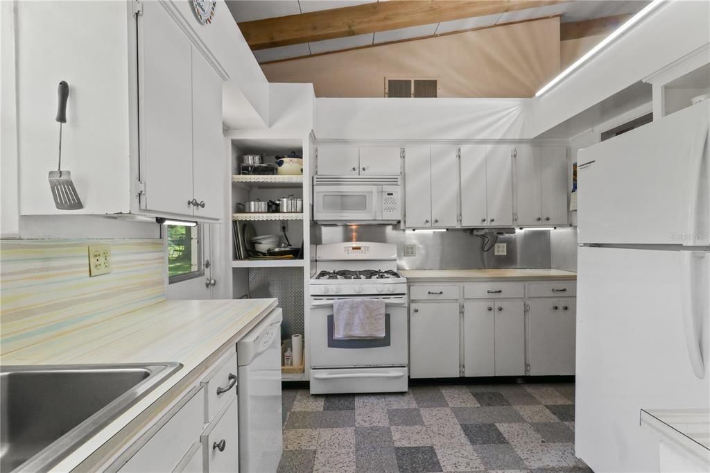 For Sale: $220,000 (3 beds, 3 baths, 1784 Square Feet)