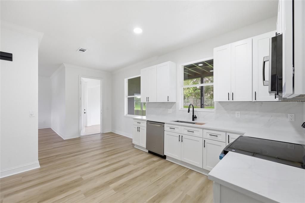 En Venta: $425,000 (4 camas, 2 baños, 2220 Pies cuadrados)