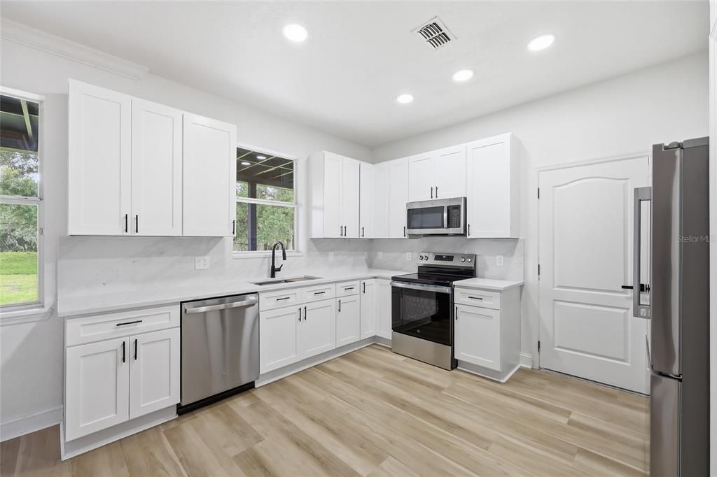 En Venta: $425,000 (4 camas, 2 baños, 2220 Pies cuadrados)