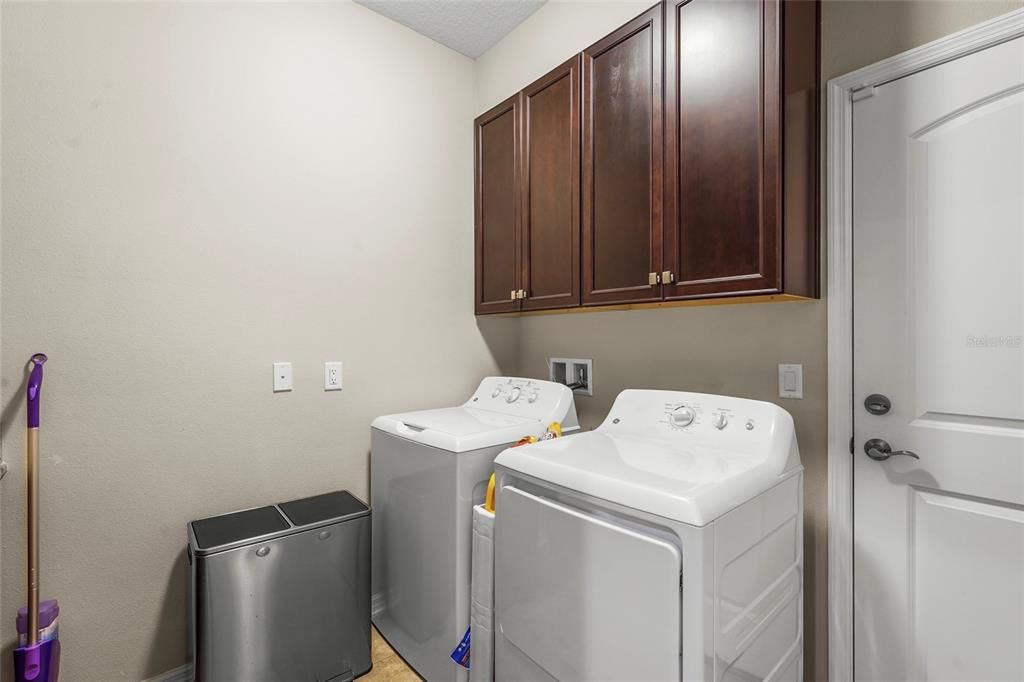 For Sale: $549,000 (5 beds, 3 baths, 3000 Square Feet)