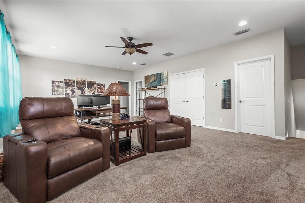 For Sale: $549,000 (5 beds, 3 baths, 3000 Square Feet)