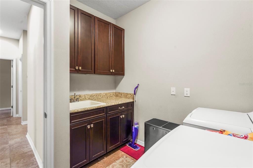 For Sale: $549,000 (5 beds, 3 baths, 3000 Square Feet)