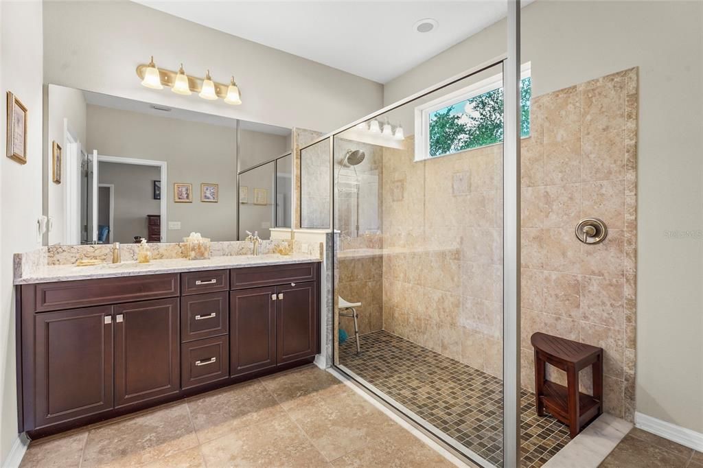 For Sale: $549,000 (5 beds, 3 baths, 3000 Square Feet)