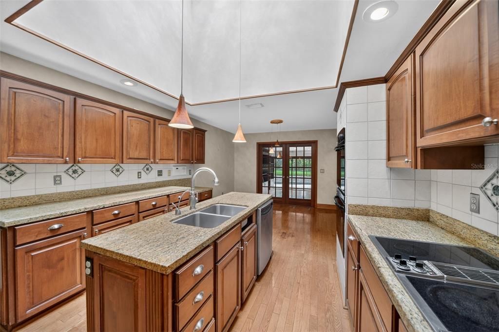 For Sale: $799,900 (4 beds, 3 baths, 4440 Square Feet)