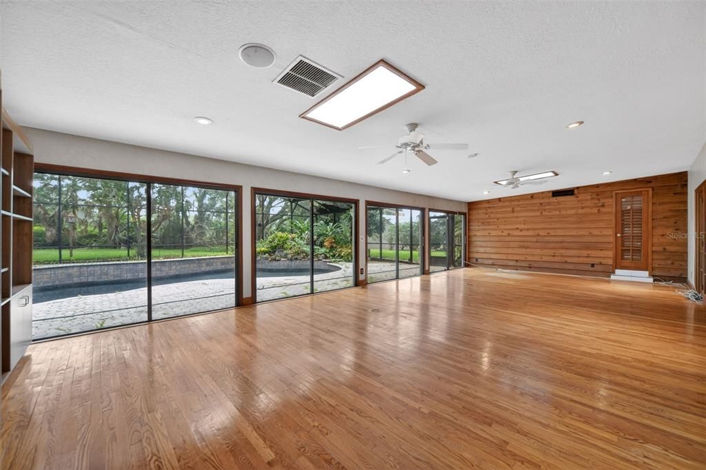 For Sale: $799,900 (4 beds, 3 baths, 4440 Square Feet)