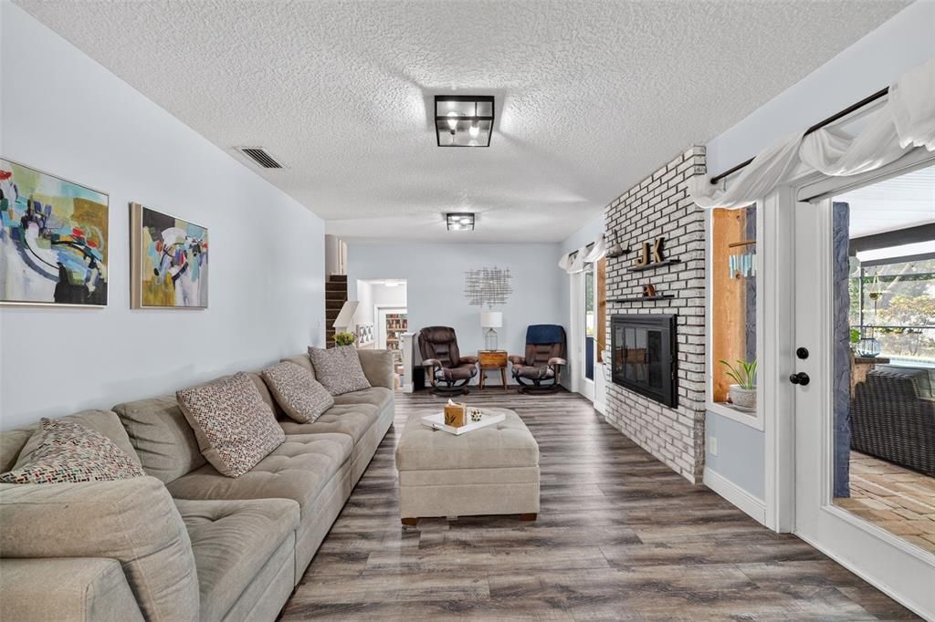 For Sale: $550,000 (3 beds, 2 baths, 1598 Square Feet)