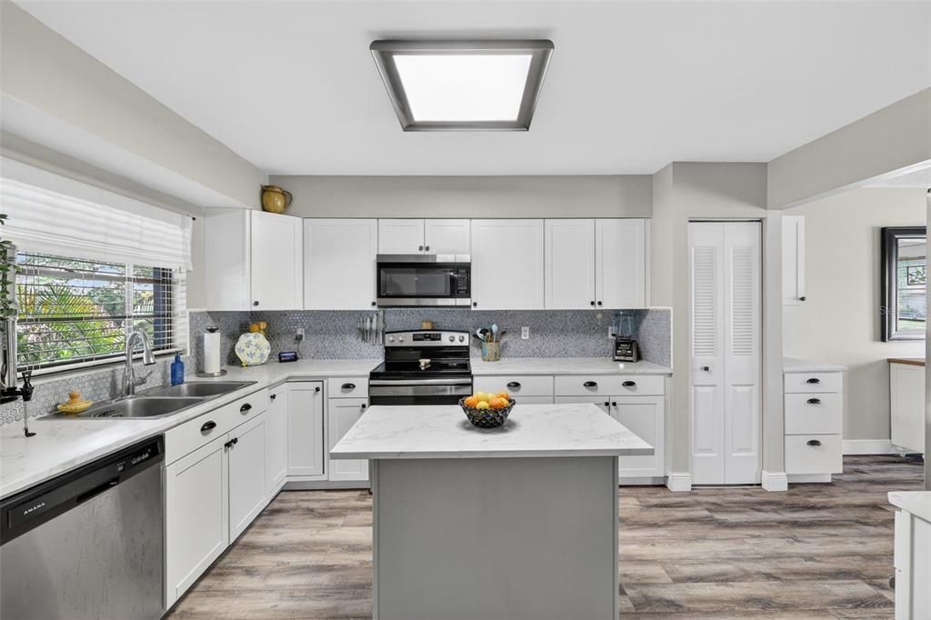 For Sale: $550,000 (3 beds, 2 baths, 1598 Square Feet)