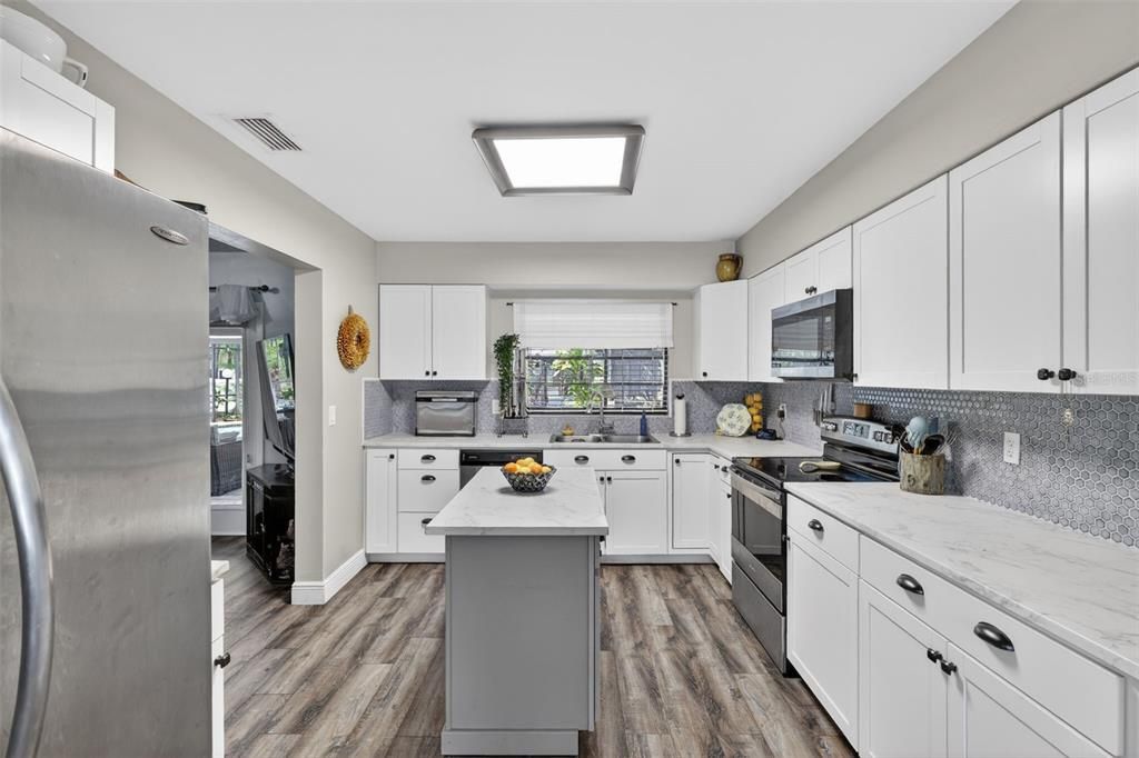 For Sale: $550,000 (3 beds, 2 baths, 1598 Square Feet)
